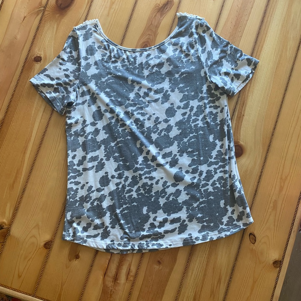 Beautiful short sleeve top.